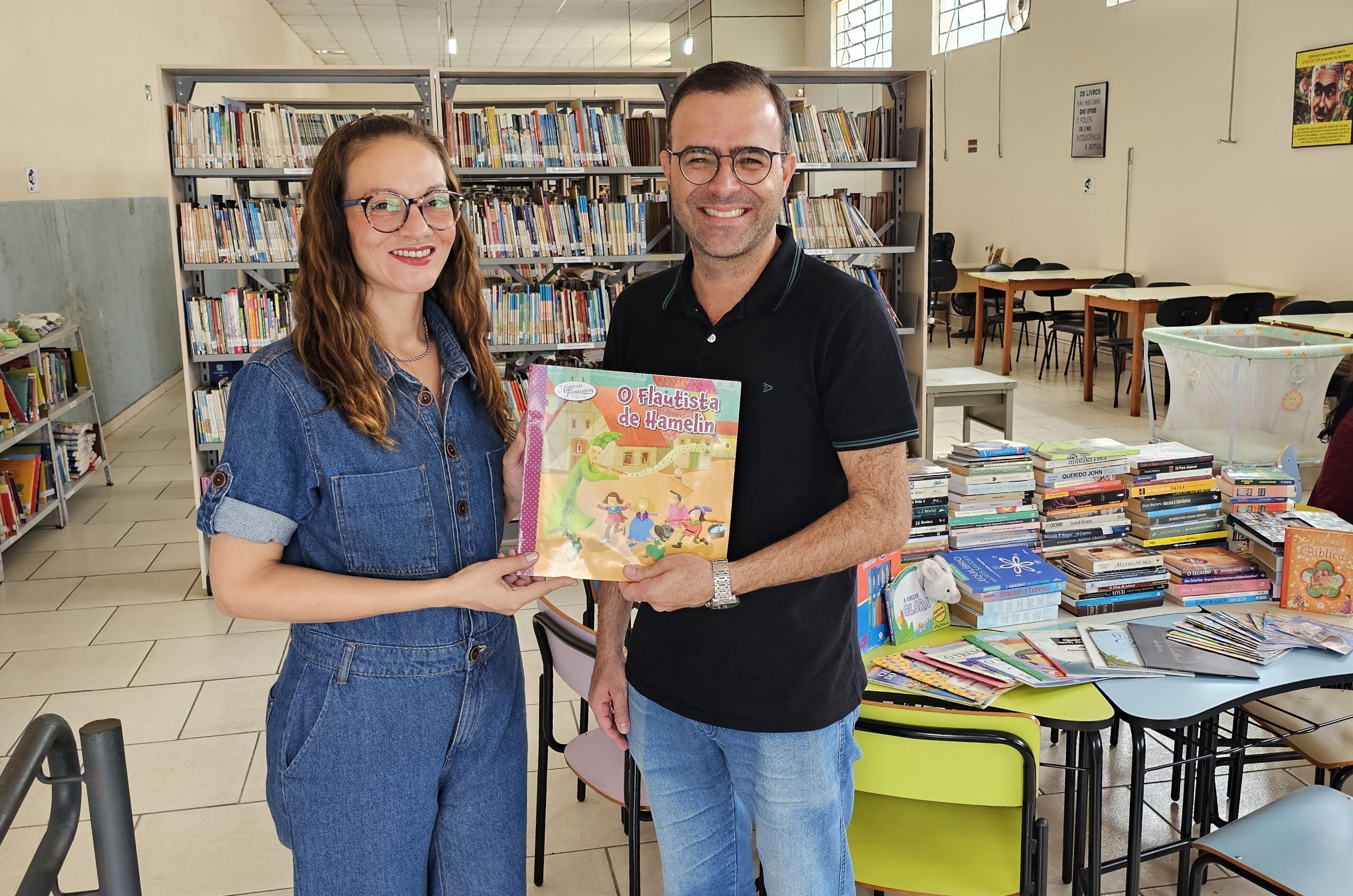 Biblioteca Municipal doa livros para Escola do Legislativo