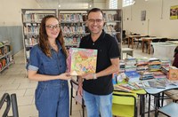 Biblioteca Municipal doa livros para Escola do Legislativo