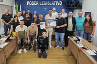 Câmara homenageia atleta e aprova assistência a produtores rurais