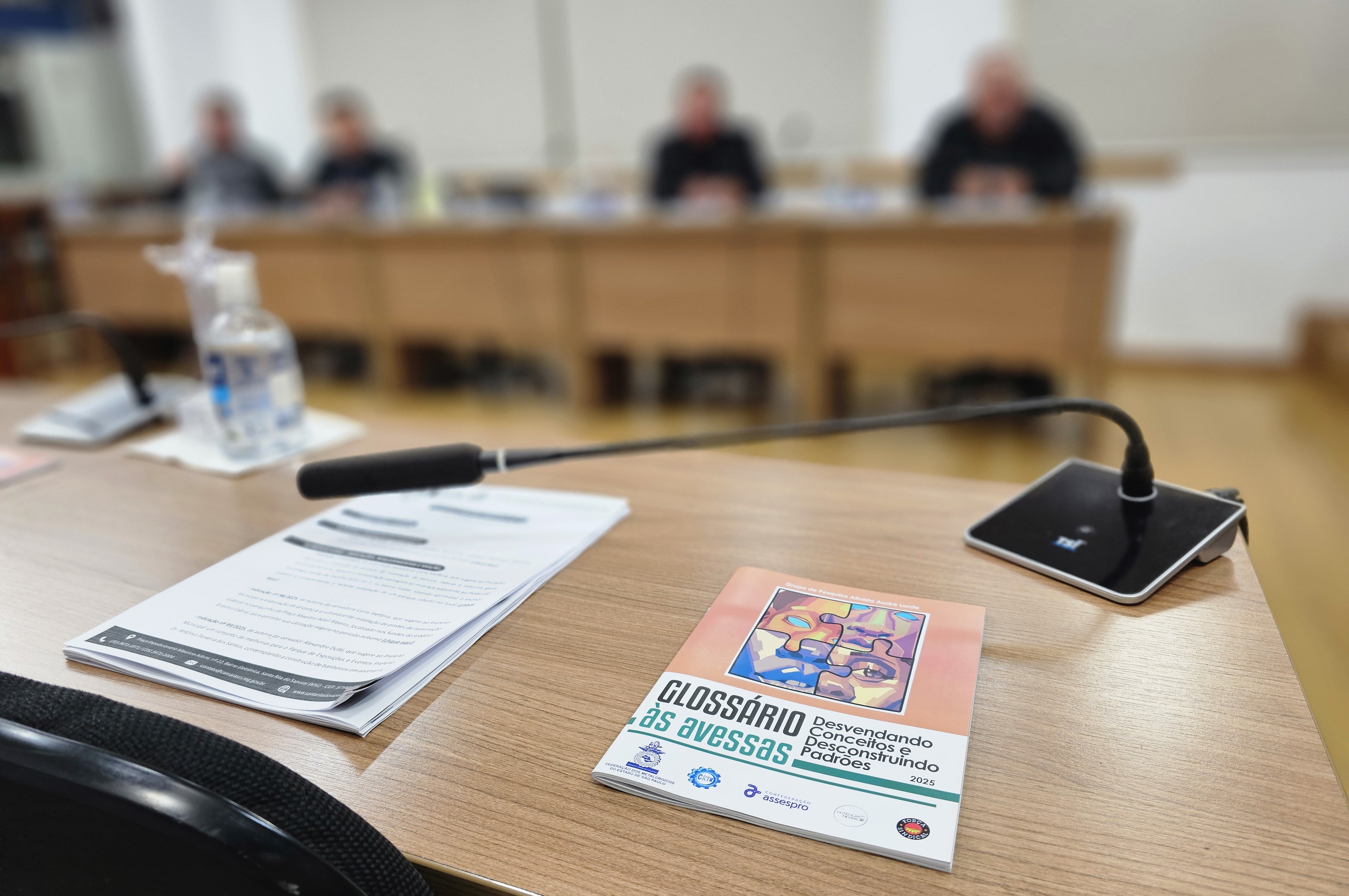 Câmara recebe do SINDVAS doação de material antirracista