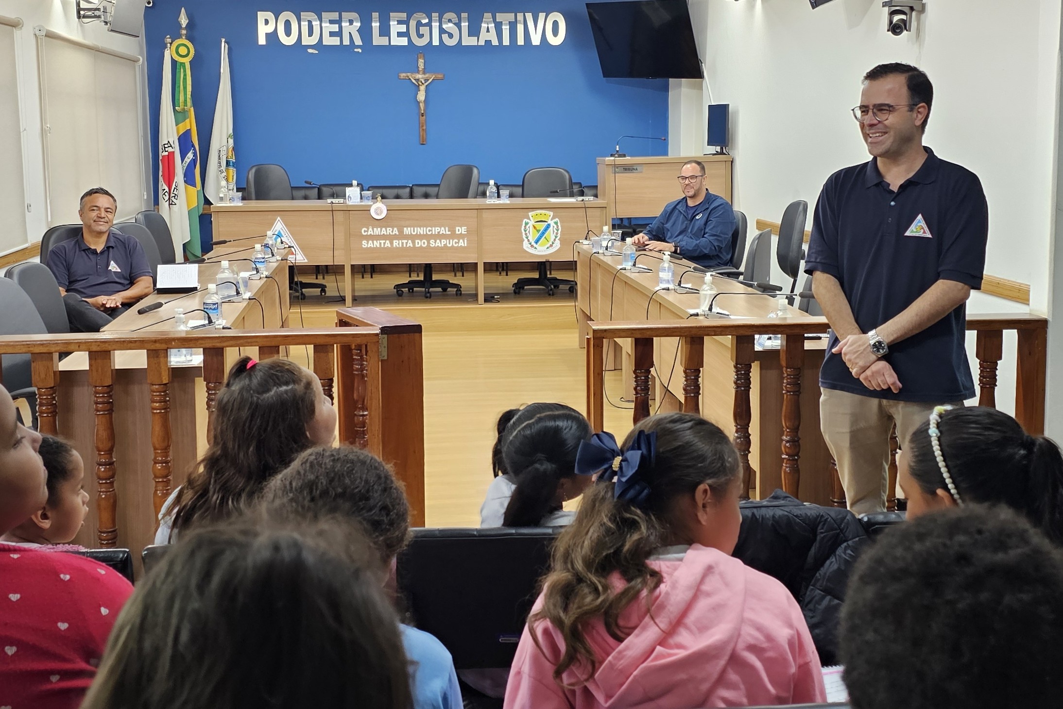 Em atividade pelo Dia da Democracia, crianças visitam Câmara Municipal