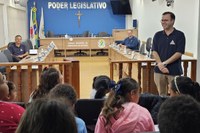 Em atividade pelo Dia da Democracia, crianças visitam Câmara Municipal