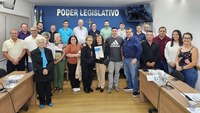Legislativo reconhece Ely Kallás e casal de apicultores