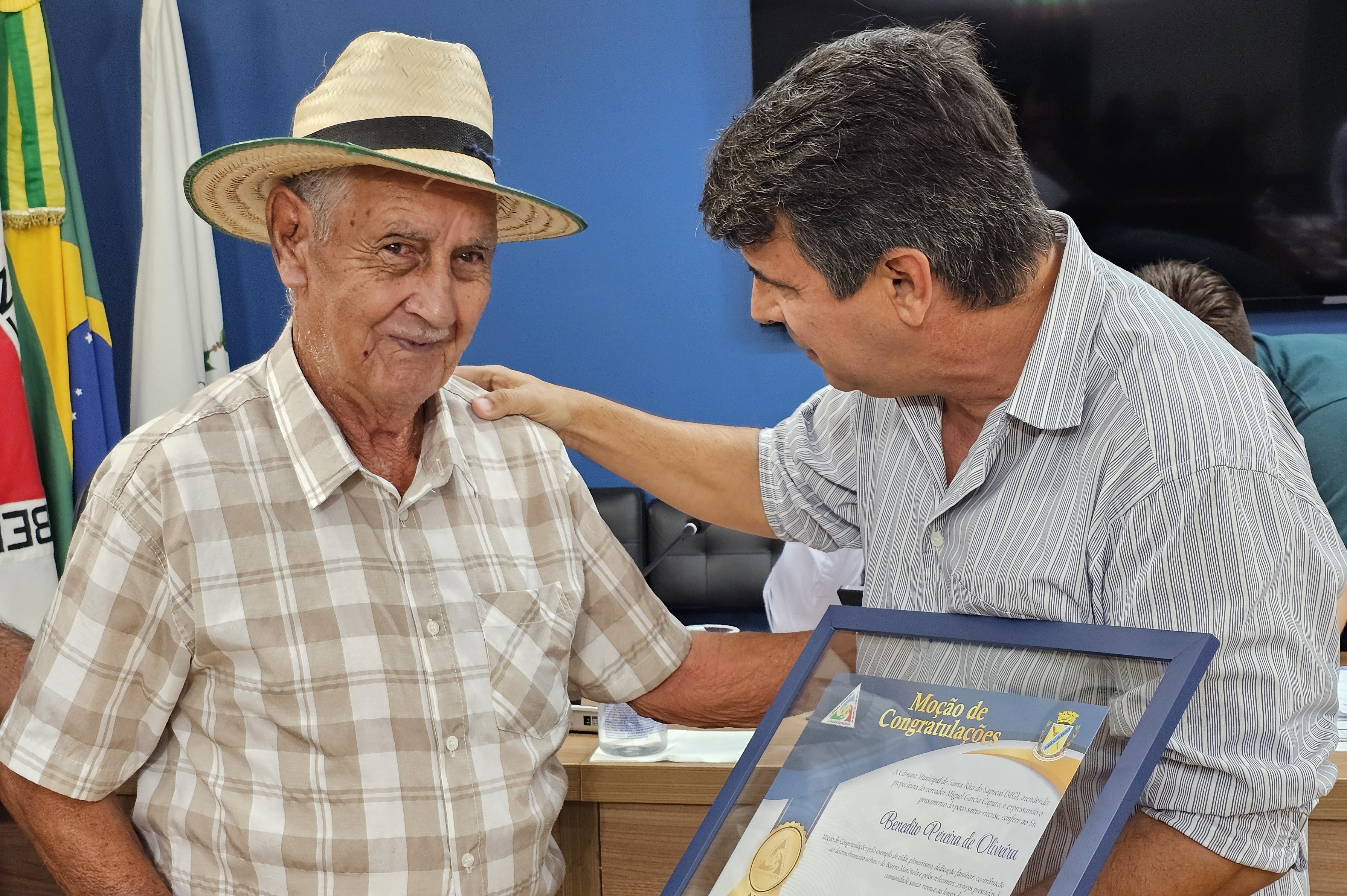 Vereadores homenageiam empreendedores e pioneiro do Maristela