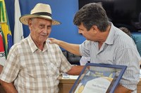 Vereadores homenageiam empreendedores e pioneiro do Maristela