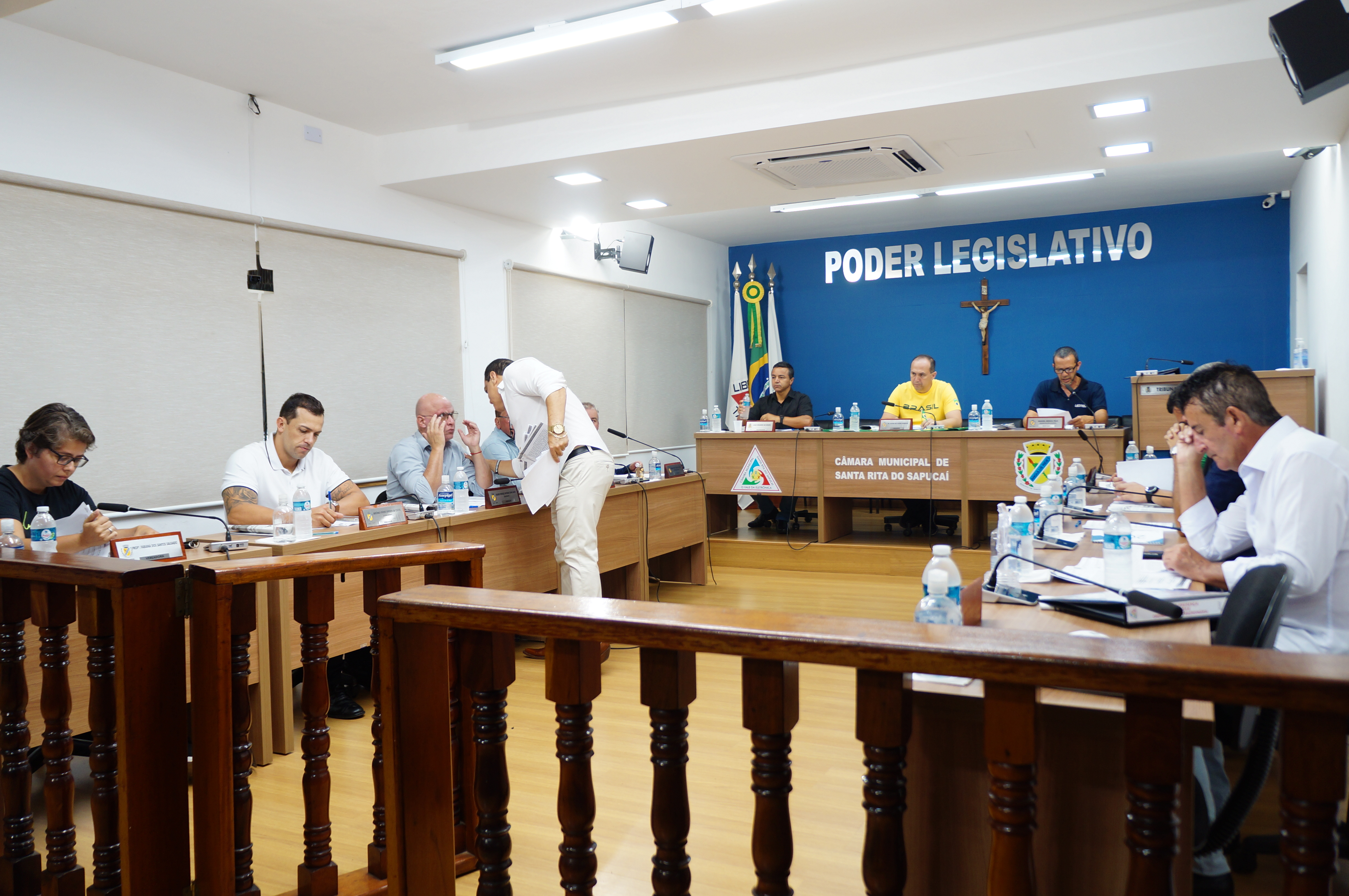 Vereadores voltam a debater arte urbana e mudam normas de uso do carro da Câmara