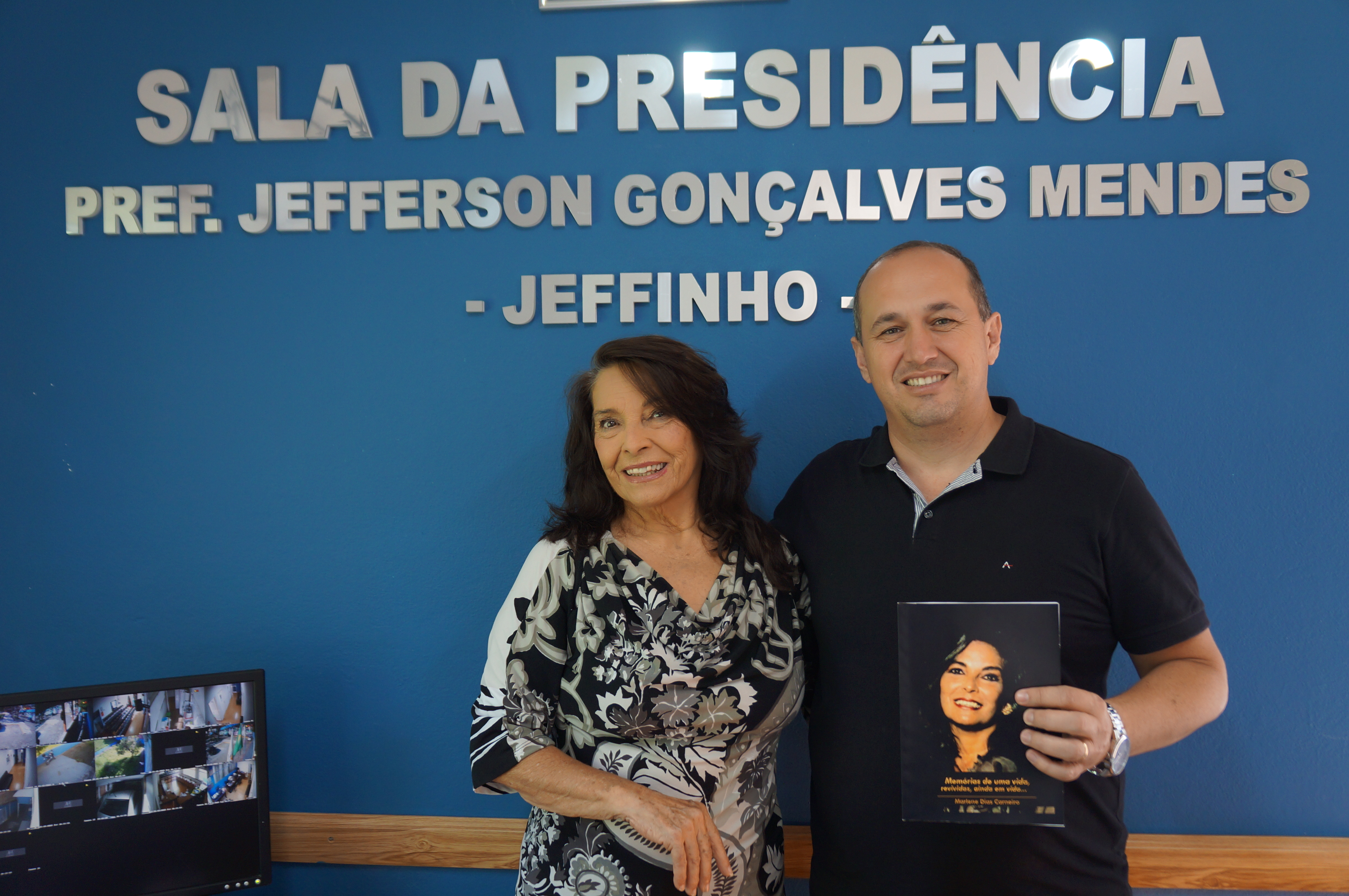 Primeira vereadora do município lança autobiografia e apresenta obra à Câmara