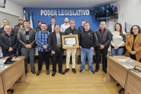 Reunião tem renúncia de vereador e honraria para prefeito vizinho
